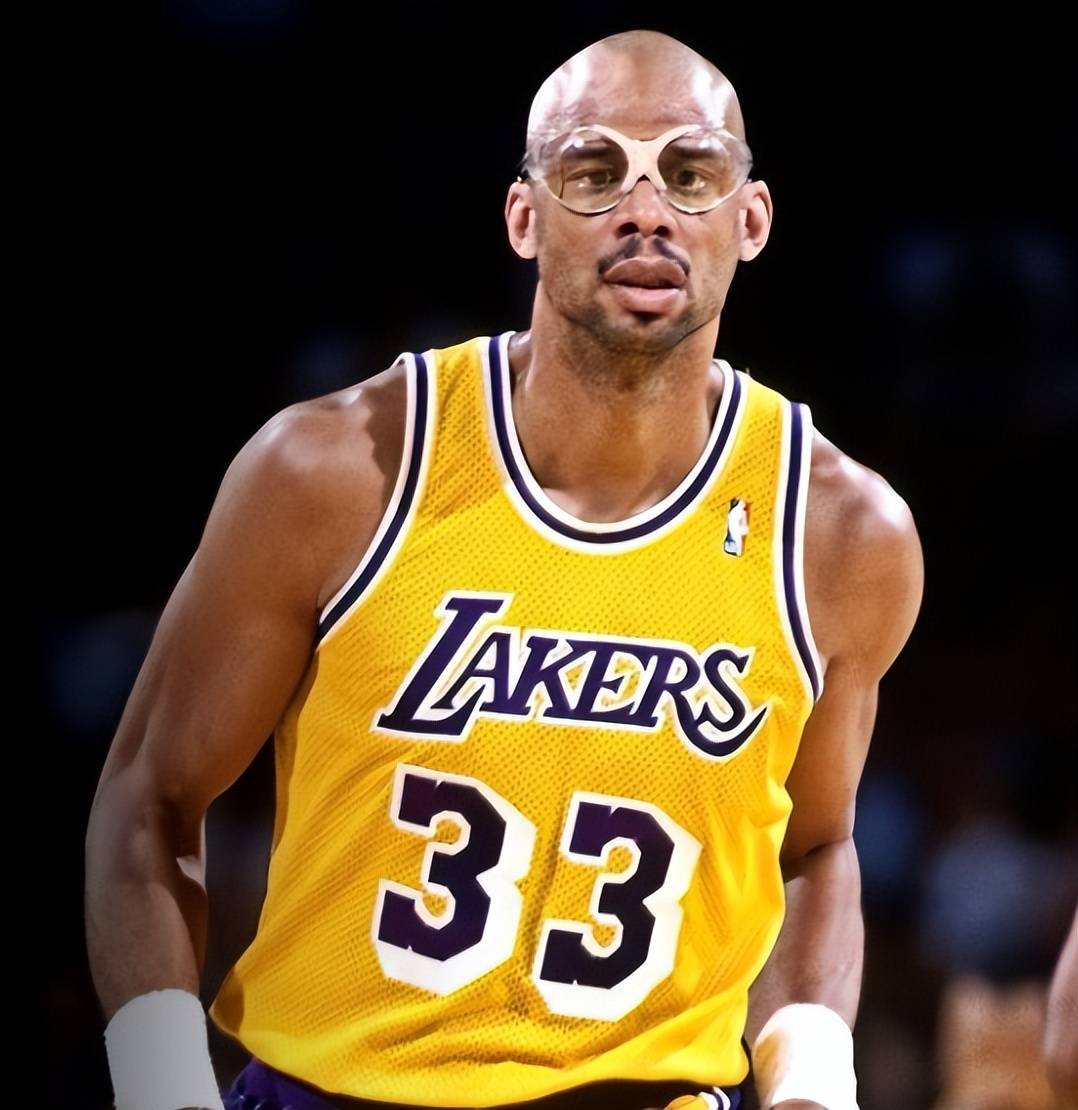 世中北美预半场：冈萨雷斯造杀机，危地马拉暂0-0苏里南（世预赛中北美区半场：冈萨雷斯屡造险情，危地马拉暂0-0苏里南）