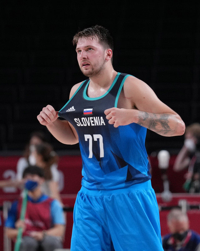 媒体人：周琦因腰伤确认无缘战旧主，下一场对福建可以出战（媒体人称周琦因腰伤缺席战旧主，下一场对阵福建可出场）