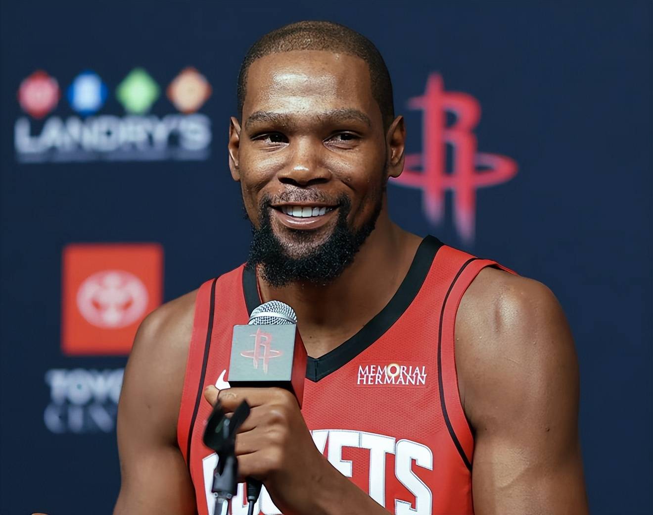 这球员的弹跳太夸张了（这位球员的弹跳逆天）