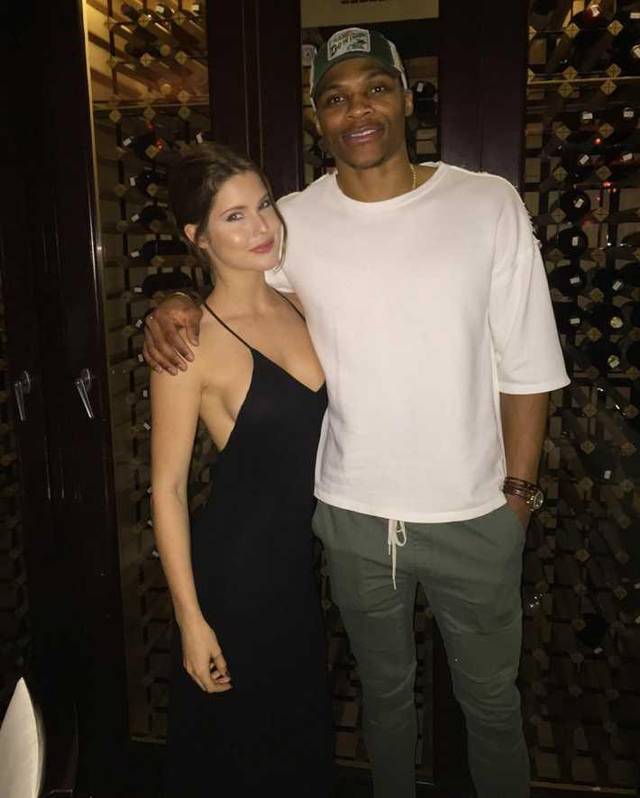 魔术队遭遇爵士强势反扑，比赛陷入紧张局势（爵士强势反扑压境，魔术陷入胶着激战）