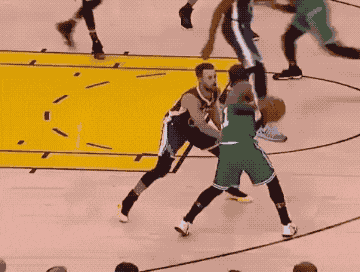 这中卫是真正的后防领袖（这名中卫才是后防线的真正领袖）