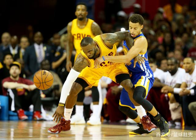 篮球巨星的失误之夜：约基奇表现失常（约基奇失误频发之夜：巨星状态低迷）