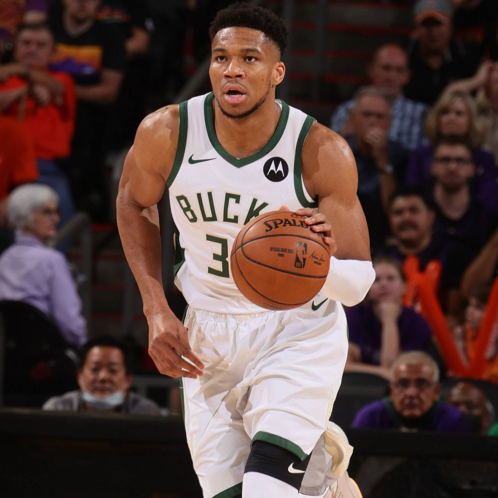 海兰德展现精湛技艺，突破低手分球技惊四座（海兰德秀出高超球技，突破后低手妙传惊艳全场）