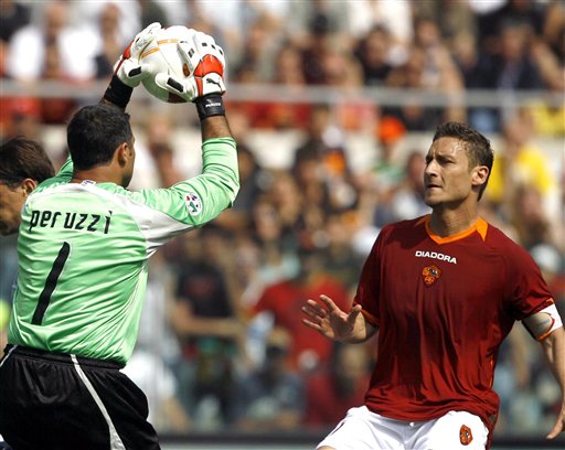 劳塔罗对阵尼科·帕兹：国际米兰与科莫，圣西罗上演争夺欧洲之路的巅峰对决（圣西罗之夜：劳塔罗PK尼科·帕兹，国际米兰与科莫上演冲欧焦点战）