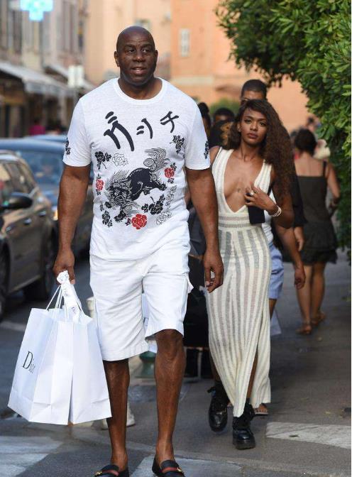 当选对阵巴黎全场最佳，诺伊尔社媒庆祝胜利：团队👊（诺伊尔对阵巴黎当选全场最佳，社媒庆胜发声：团队👊）