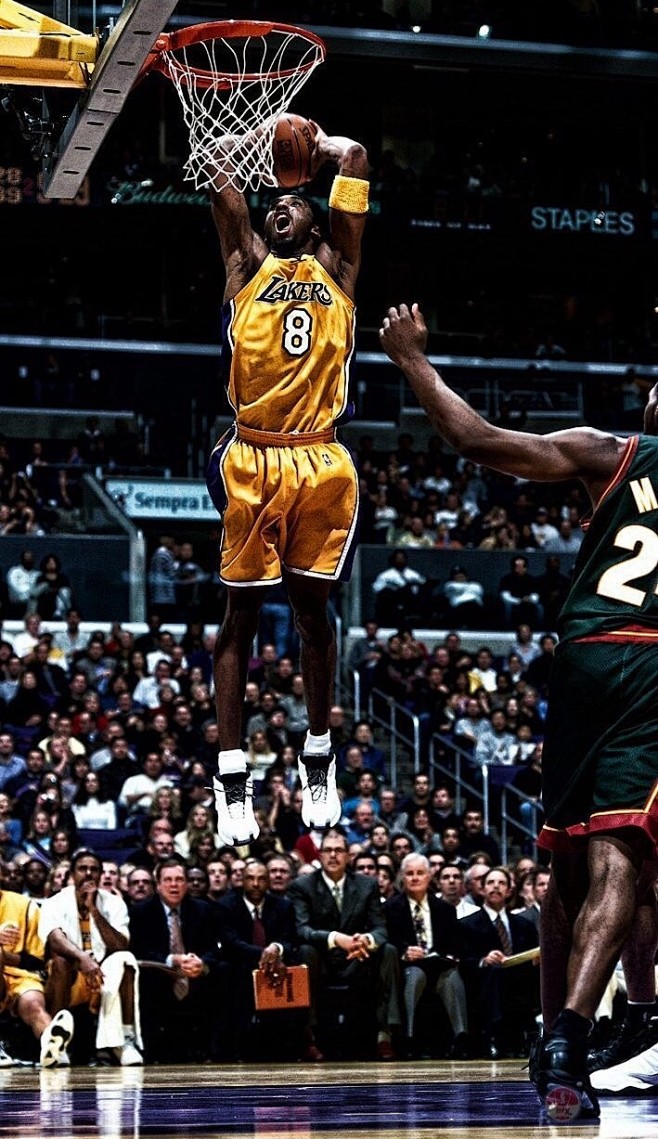 巴萨梅西自由球进球助球队领先（梅西任意球破门助巴萨取得领先）