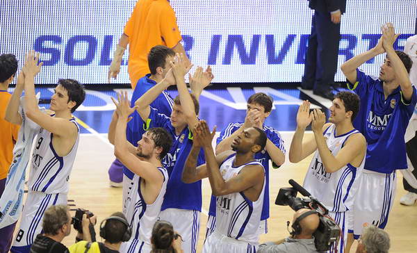 亚特兰大虽有回暖迹象，但进攻防守仍需提升。（亚特兰大呈回暖势头，攻防仍有提升空间）