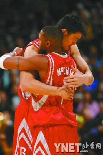 奎因半场出色发挥，10中4斩获8分，却因失误和犯规略显遗憾（奎因半场高光：10投4中拿8分，失误与犯规成美中不足）