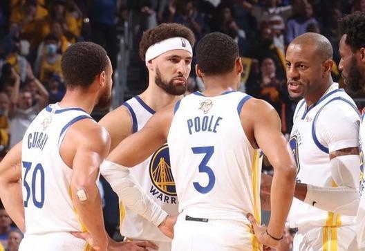 足球国足球迷自发制作横幅，为球队打气（国足球迷自发制作横幅为球队加油）