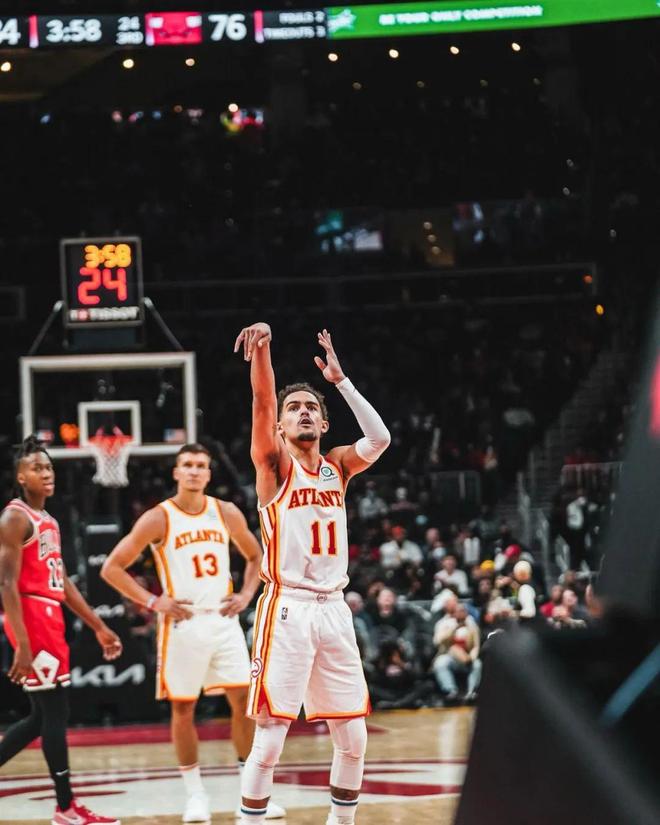 毛彪附体！四川一高校辅导员单刀面对大空门滑倒滚进球网（四川高校辅导员单刀面对空门失足，连人带球滚入球网）